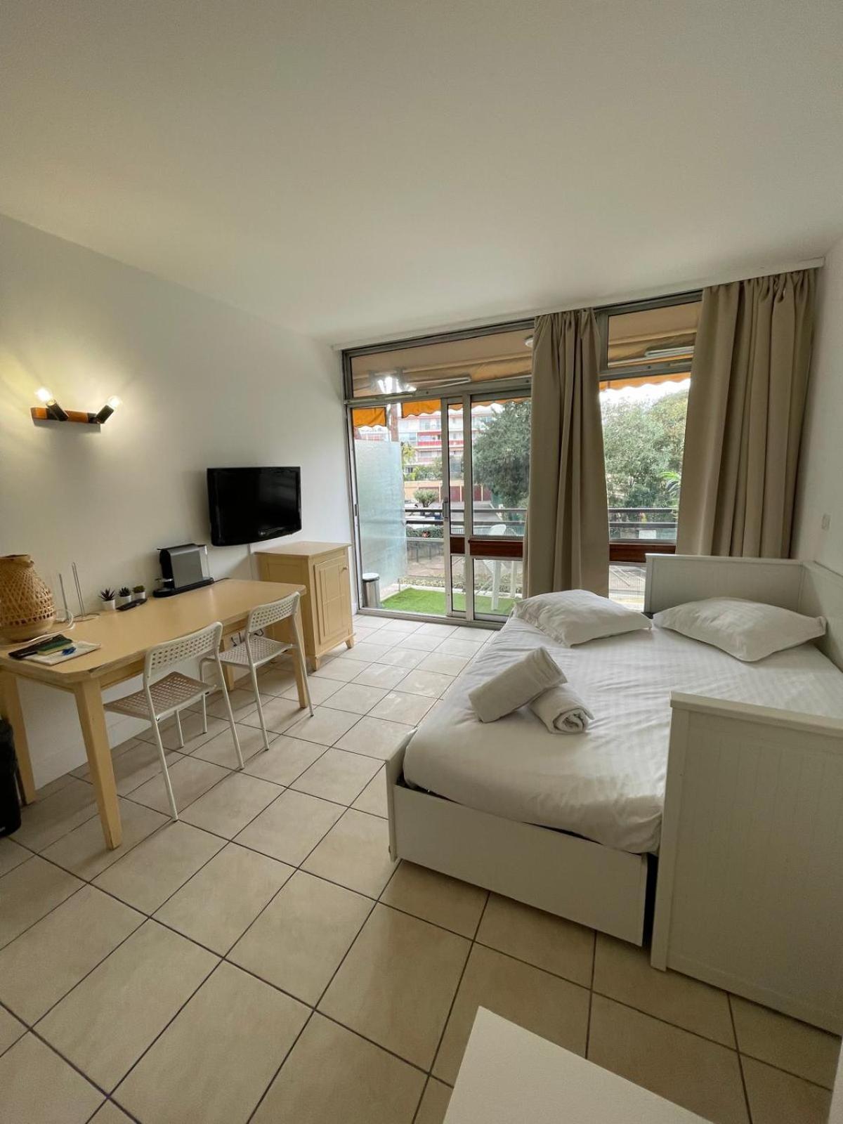 06U - Beautiful Studio In Residence - Swimming Pool And Tennis Court Saint-Laurent-du-Var Bagian luar foto